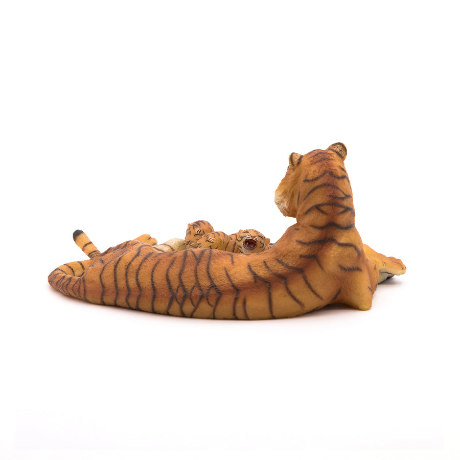 Figurine Tigresse couchée allaitant Papo en PVC, thème félins, Collection Animaux sauvages, jouet éducatif idéal pour enfants et collectionneurs